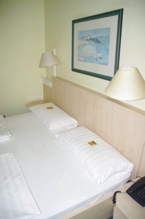 Bett im Standardzimmer IntercityHotel Hamburg-Altona
