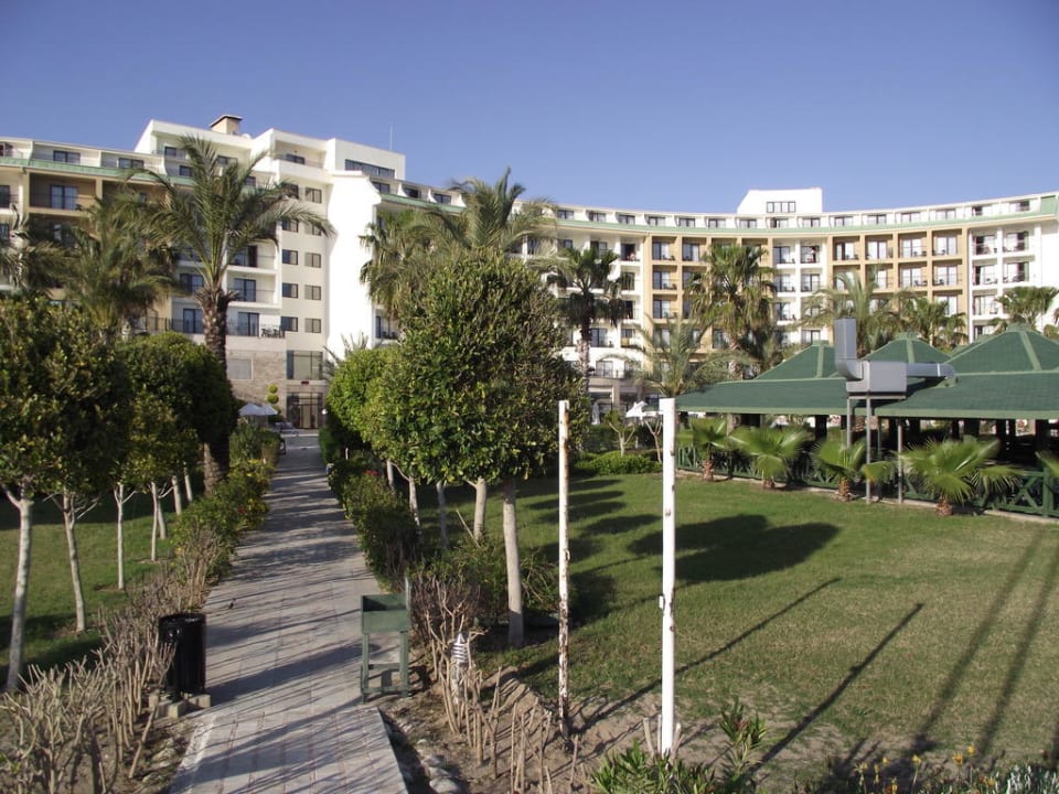 Path from the beach to the pool and main building Selectum Family Comfort Side