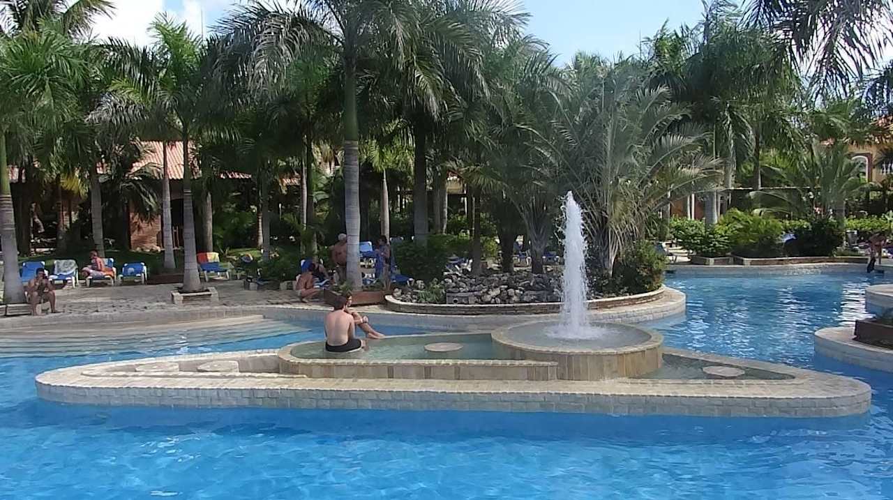 Der ruhigere Pool 2 mit Poolbar und Fontänen Villas Bavaro Resort & Spa