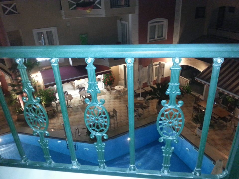 Blick auf den Pool von unserem Zimmer Evilion Sea & Sun Hotel