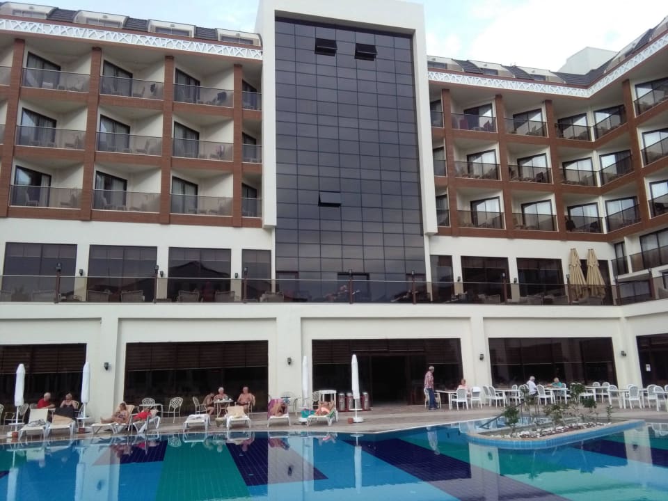 Blick von Hinten mit Terasse Glamour Resort & Spa