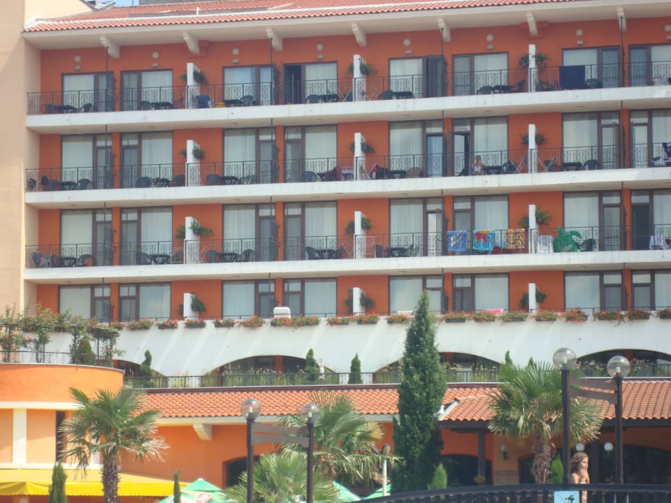 Blick auf Poolseite Hotelanlage Hotel Hrizantema