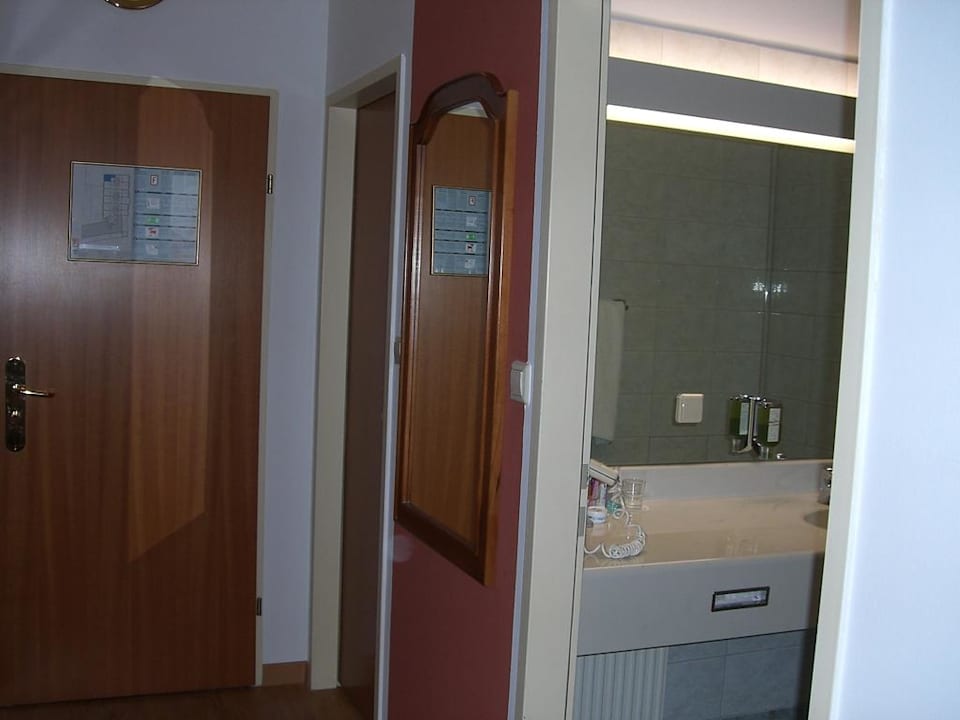 Eingangsbereich des Zimmers Familie HOPFELD - Hotel DREIKÖNIGSHOF