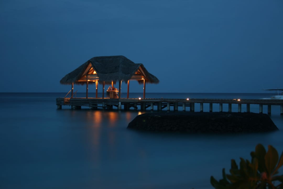 Ankunftssteg bei Dämmerung Kuramathi Maldives