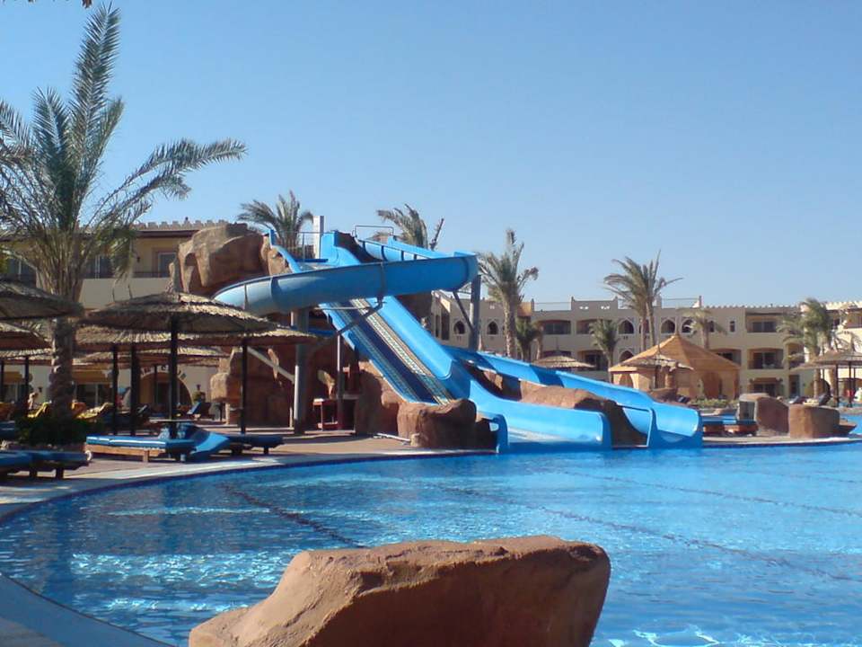 Pool mit Rutschen Sea Beach Edge By Rotana