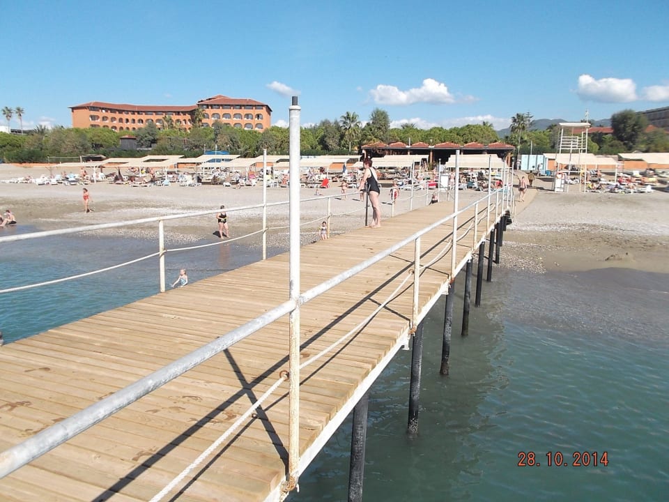 Blick vom Steg zur Hotelanlage Club Turtas Beach Hotel