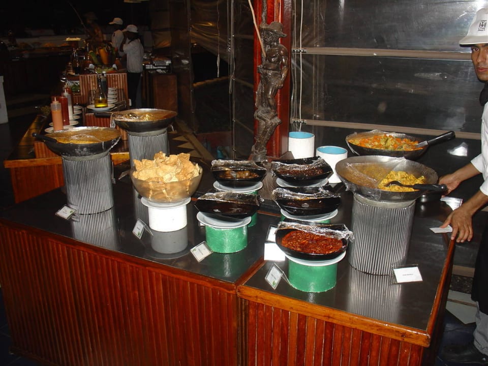 Scharf gewürzte, landestypische Speisen am Buffet Adaaran Club Rannalhi - All Inclusive