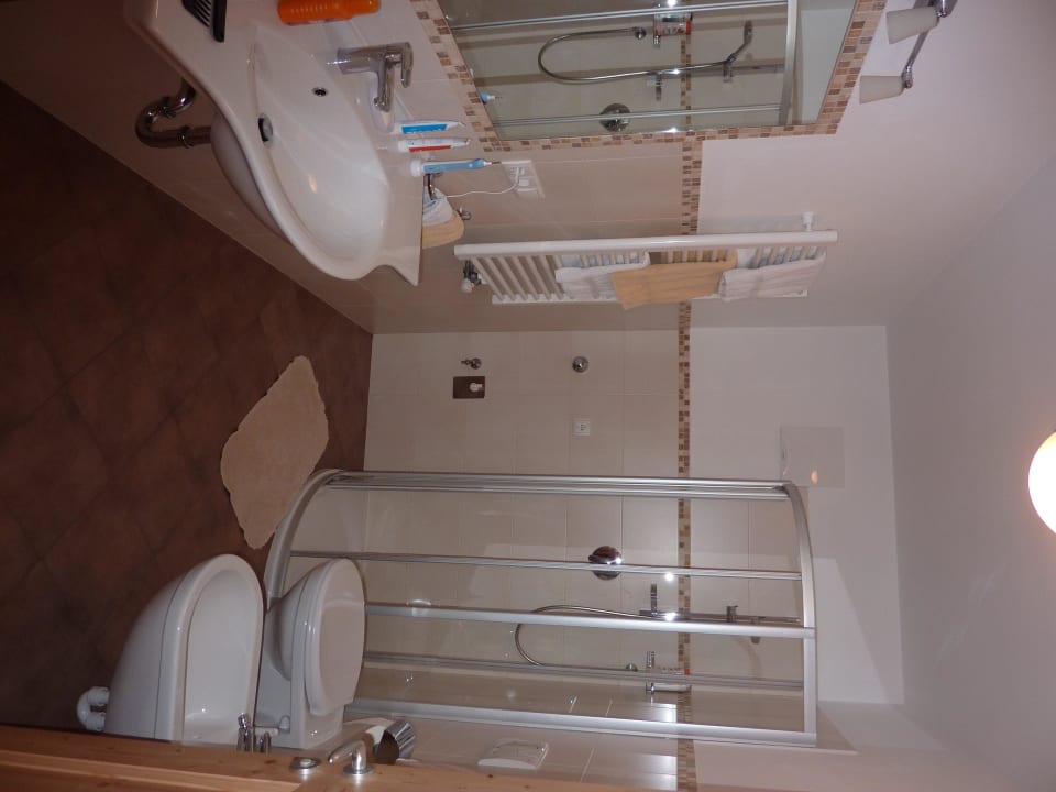 Badezimmer schön groß Bauernhof Ronsol Hof