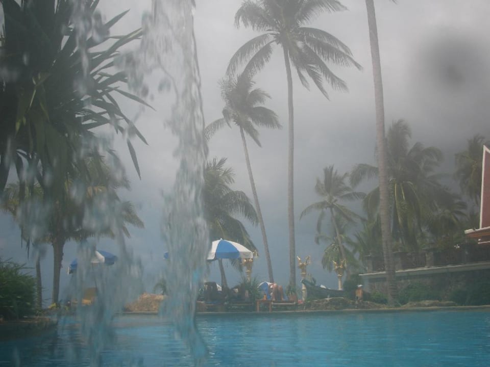 Hinter dem Wasserfall im Pool! Santhiya Tree Koh Chang Resort