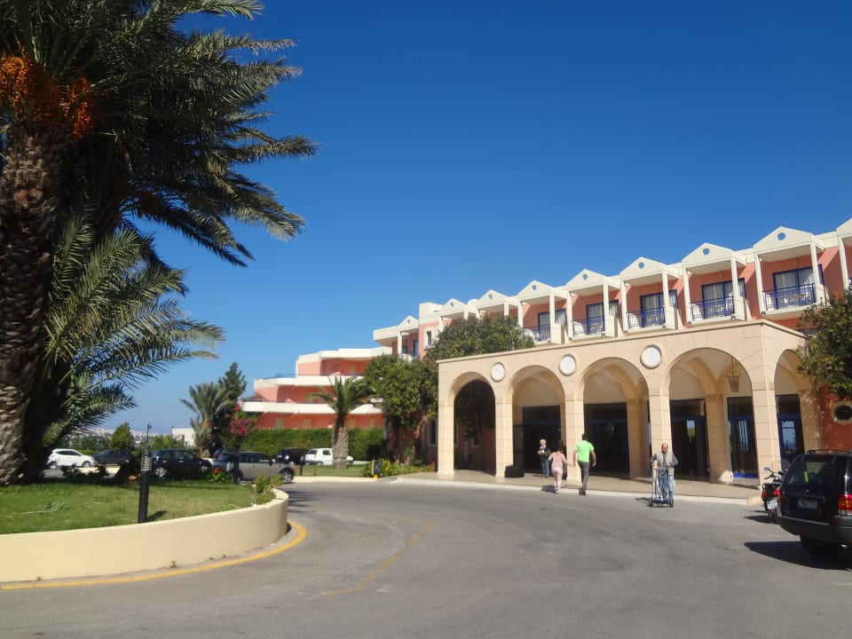 Einfahrt zum Hotel Kresten Palace Hotel