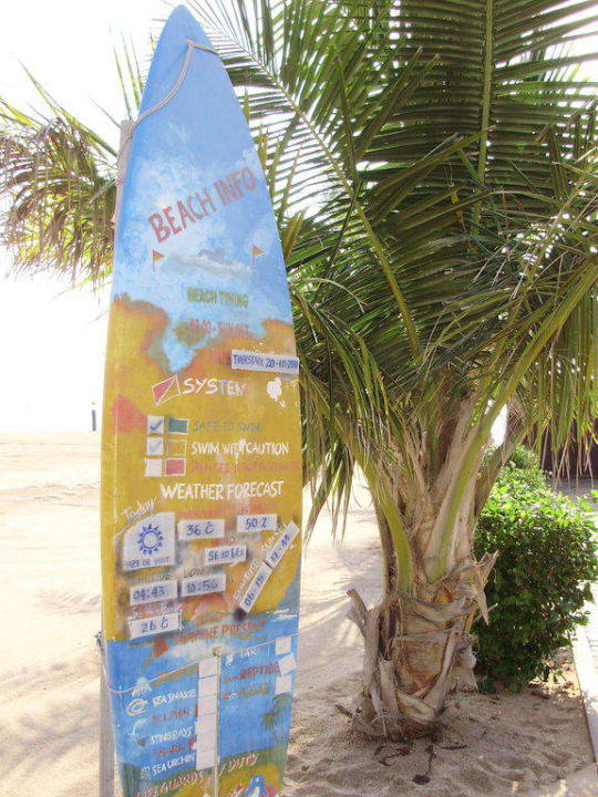 Infotafel am Strand Hotel Le Meridien Al Aqah Beach Resort