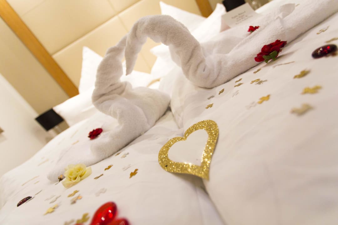 Liebevoll dekoriertes Hochzeitsbett Inselhotel König