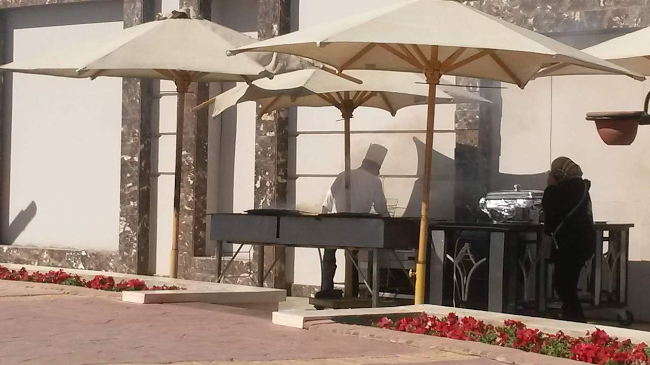 Es gibt gegrillte Wachteln Pickalbatros Alf Leila Wa Leila Resort - Neverland Hurghada