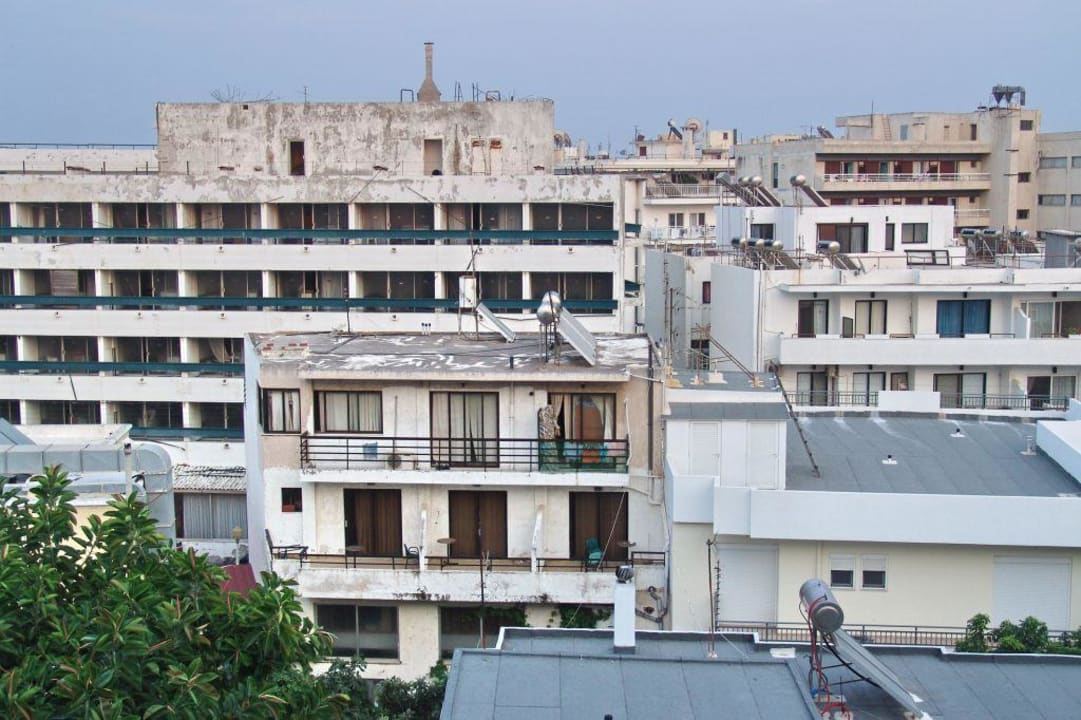 Aussicht vom Balkon (Hinterseite des Hotels) Mitsis Petit Palais