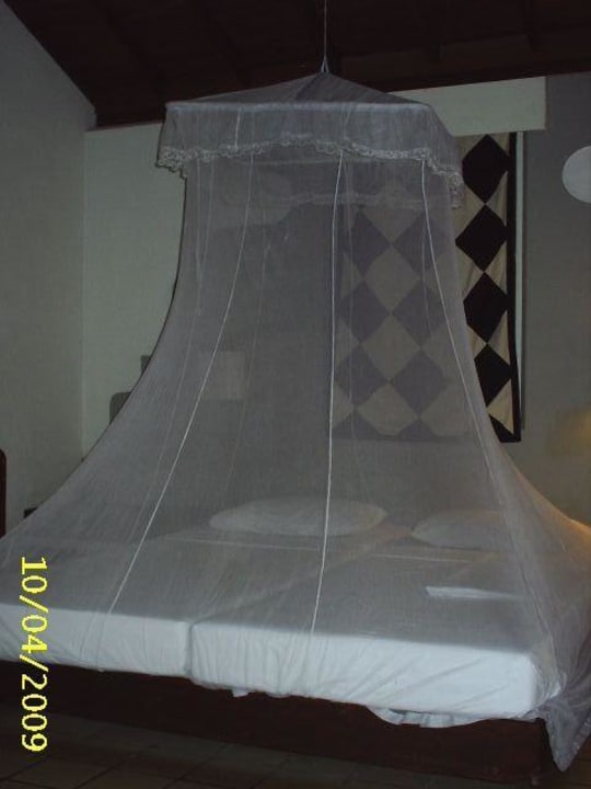 Zimmer mit Bett und Mosquitonetz Hotel Jetwing Tropical Villas