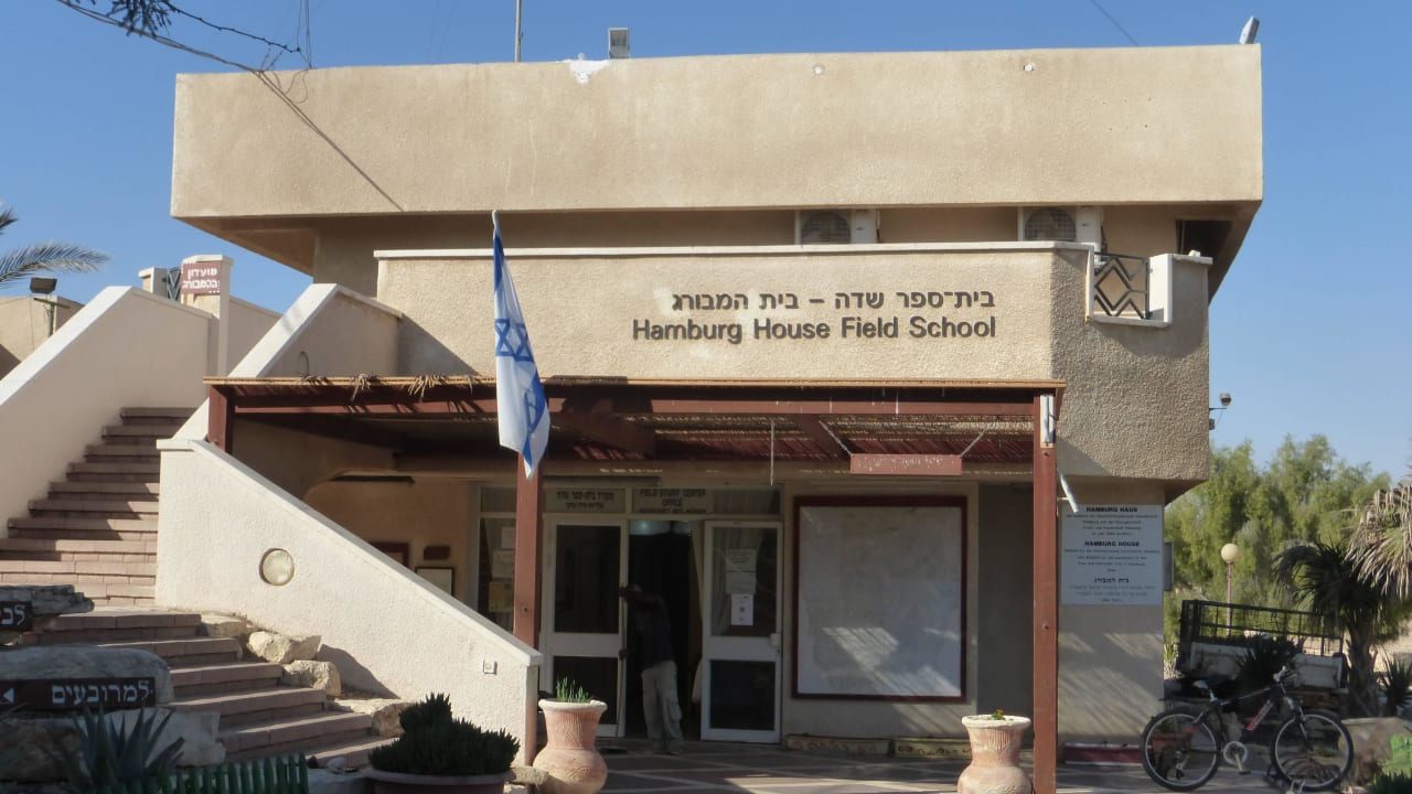 Zugang Rezeption; Treppe links zu den Zimmern Hamburg House Field School Guesthouse