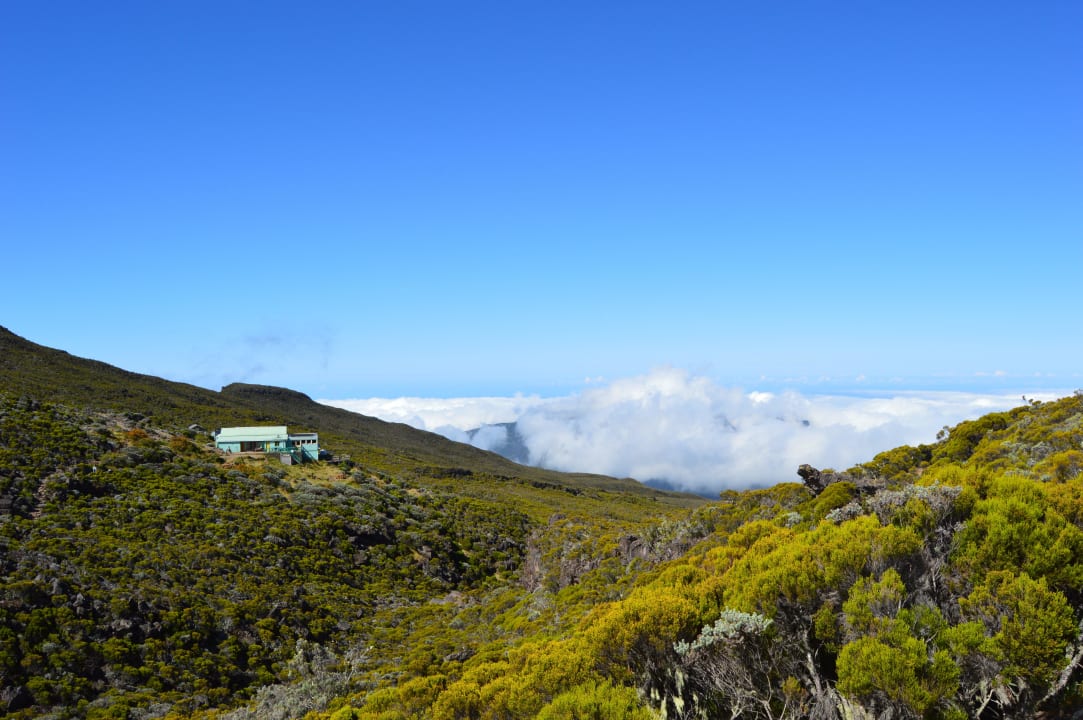Blick auf die Gîte Piton des Neiges Refuge de la Caverne Dufour