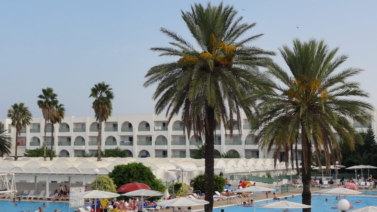 Basen i budynek hotelowy El Mouradi Club Kantaoui