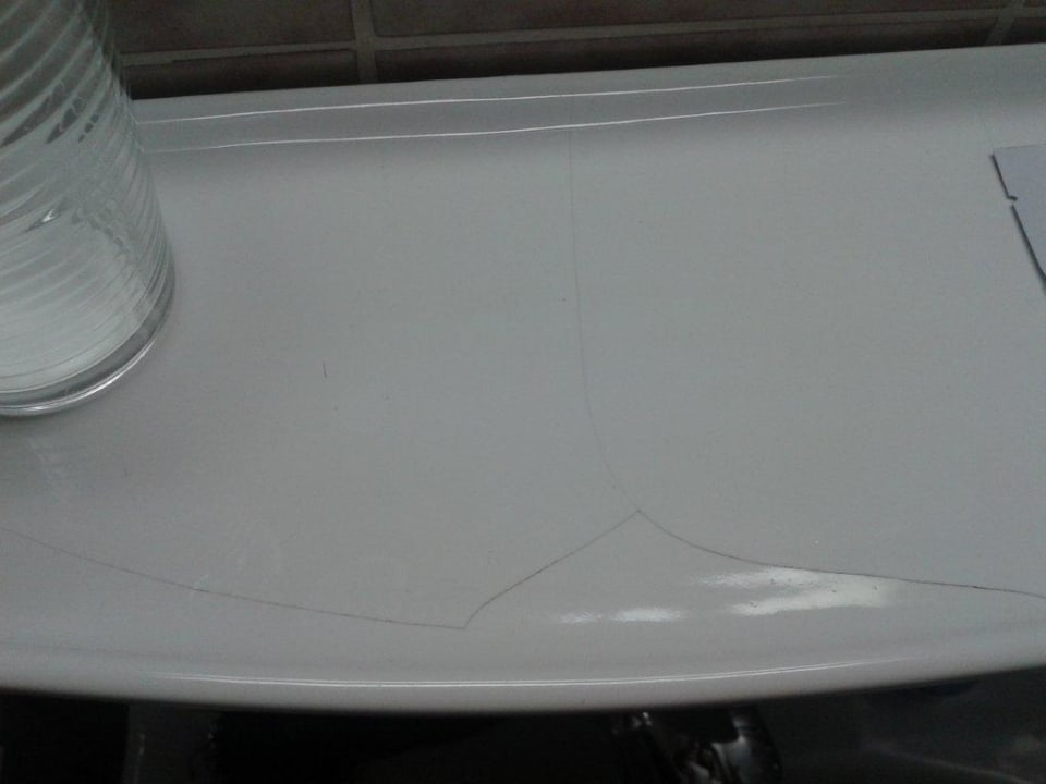 Kaputte Ablage im Bad Rheingoldhotel