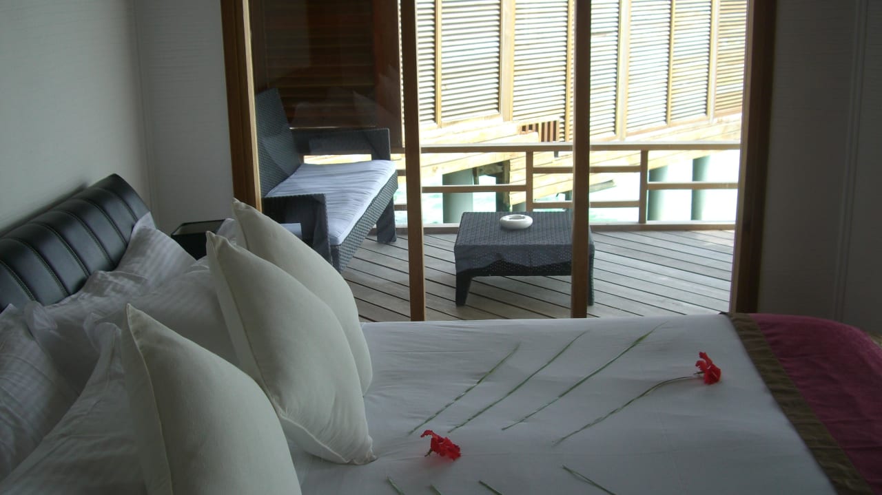 Bett in der Wasservilla Kuramathi Maldives