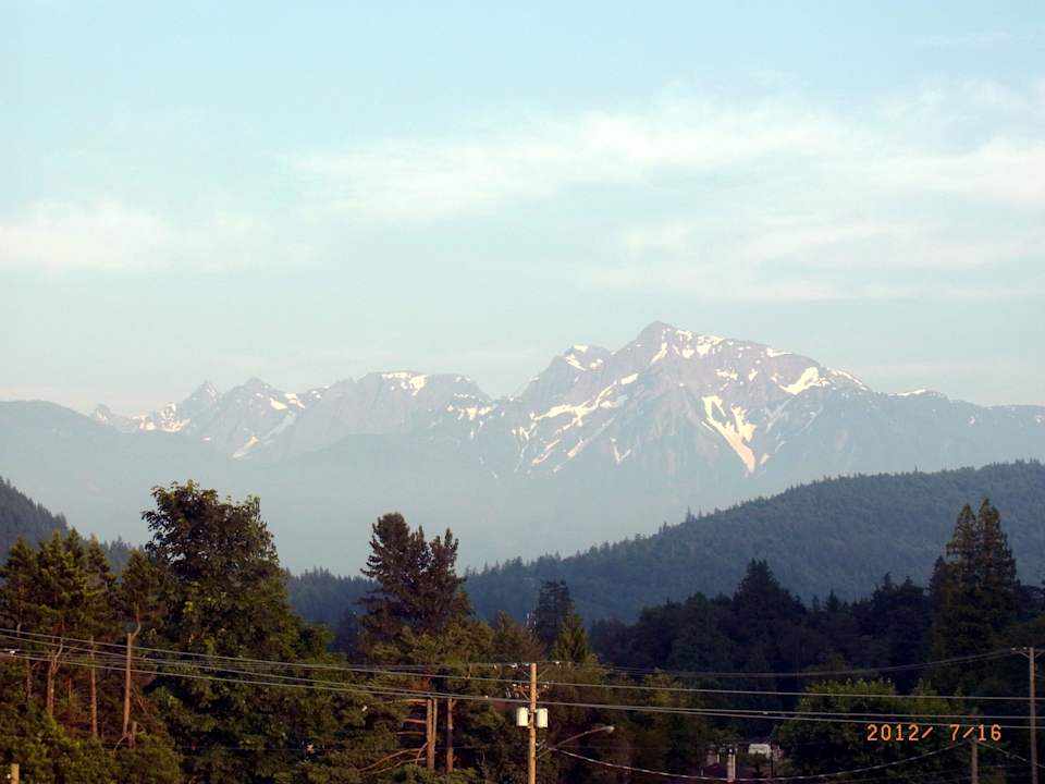Ausblick auf die schneebedeckten Berge Harrison Lake Hotel