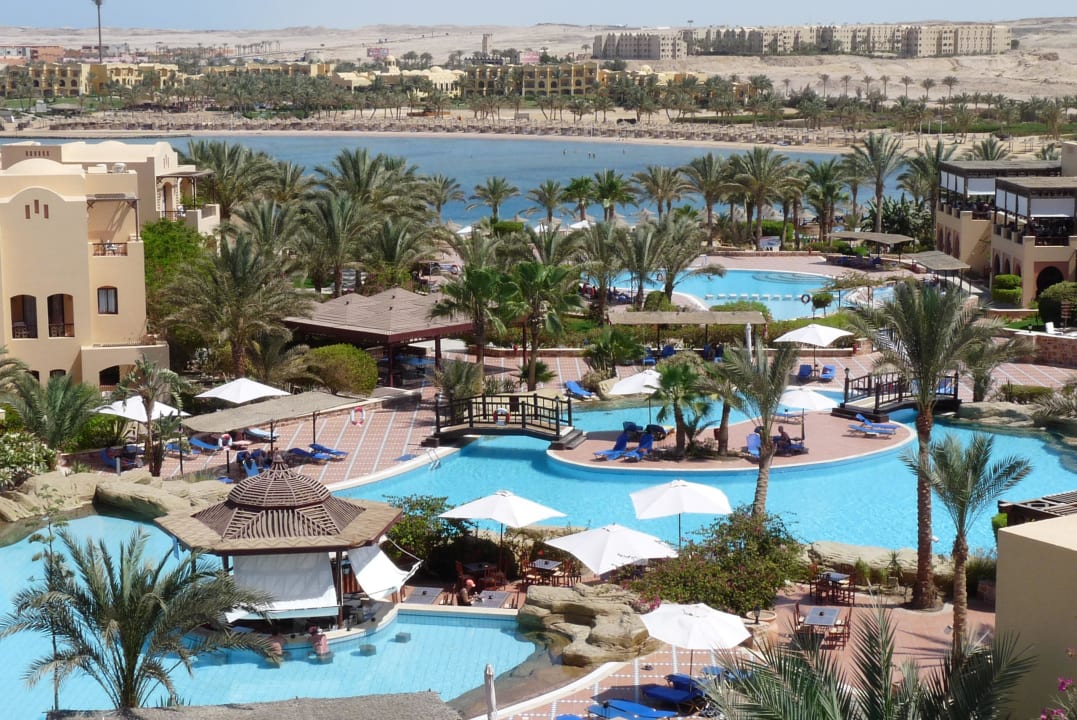 Blick über 3 Pools zum Strand Steigenberger Coraya Beach - Adults only