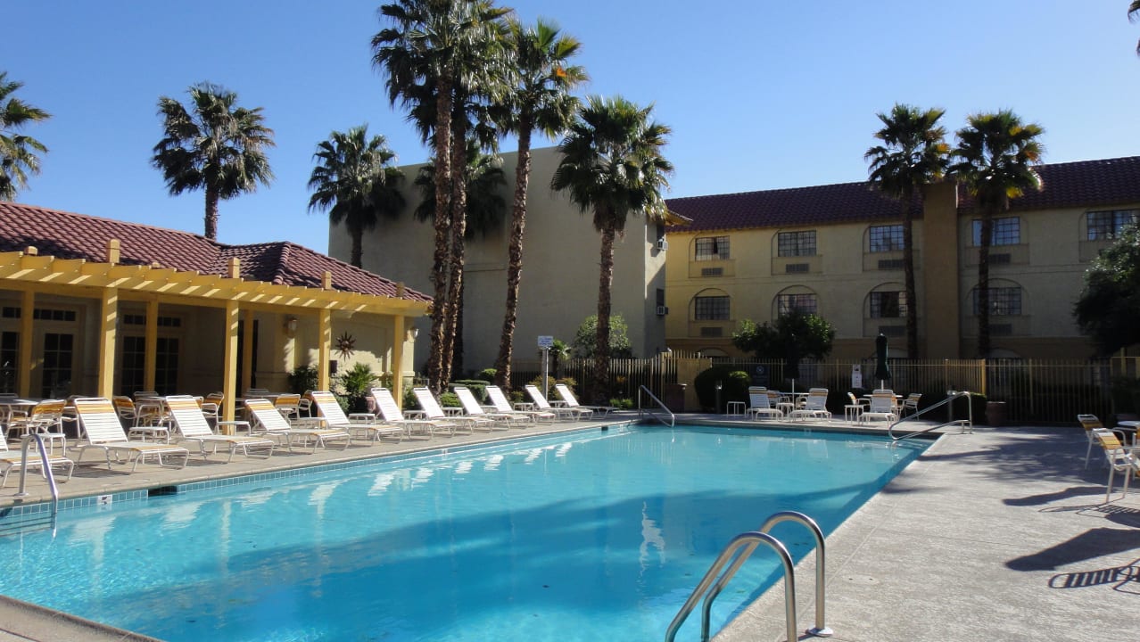 Ochłoda w basenie i relaks na leżaczkach Hotel La Quinta Las Vegas Nellis