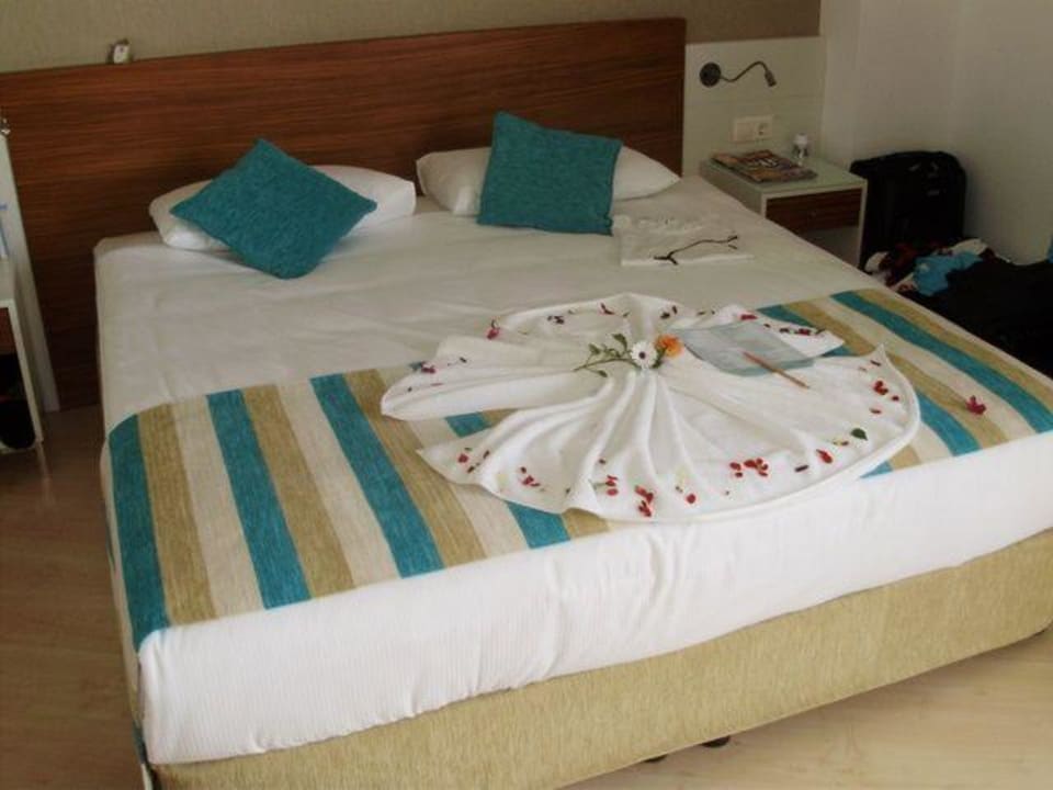 Schöne Deko auf dem Bett Sunis Evren Beach Resort Hotel & Spa