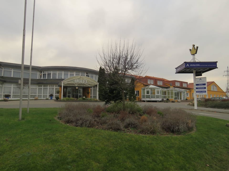 Zufahrt und Eingangsbereich Avalon Hotelpark Königshof