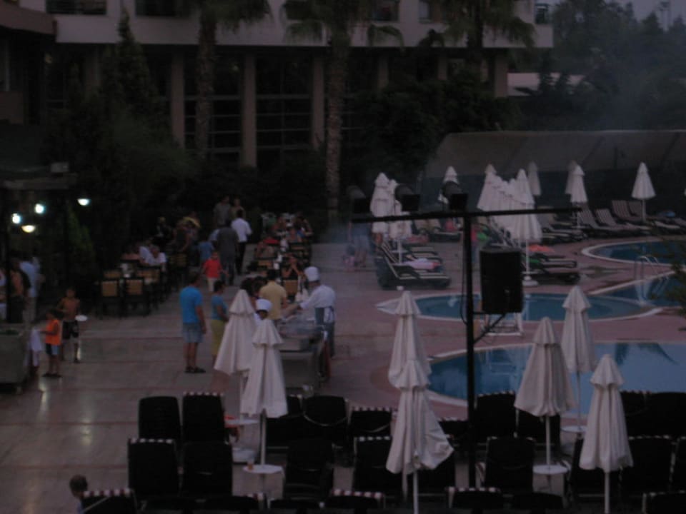 Blick vom Zimmer,draußen wird gegrillt Greenwood Kemer Resort