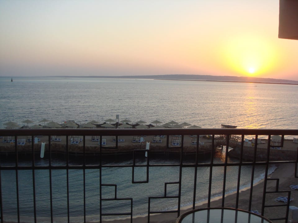 Встречаем рассвет на балконе номера. SUNRISE Holidays Resort (Adults Only)