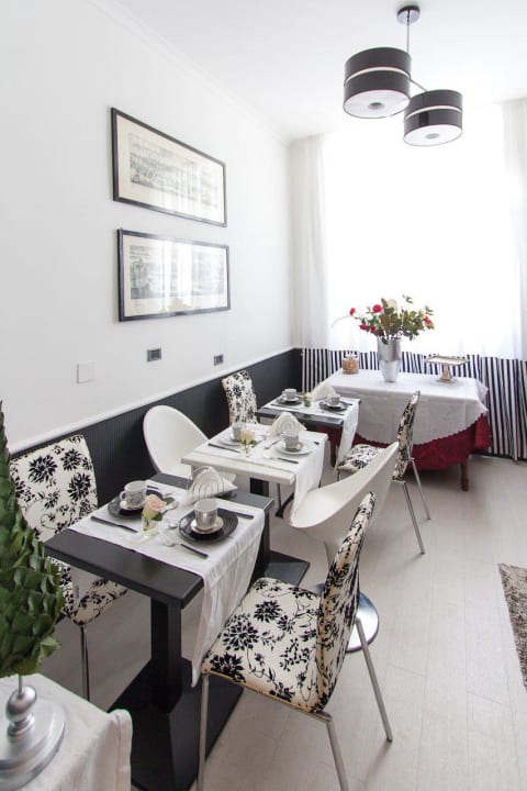 Breakfast room Sweetdreams Inn