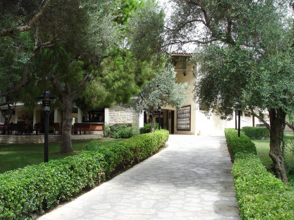 Eingang zur Hotellobby aus Richtung Hotelanlage Melas Holiday Village
