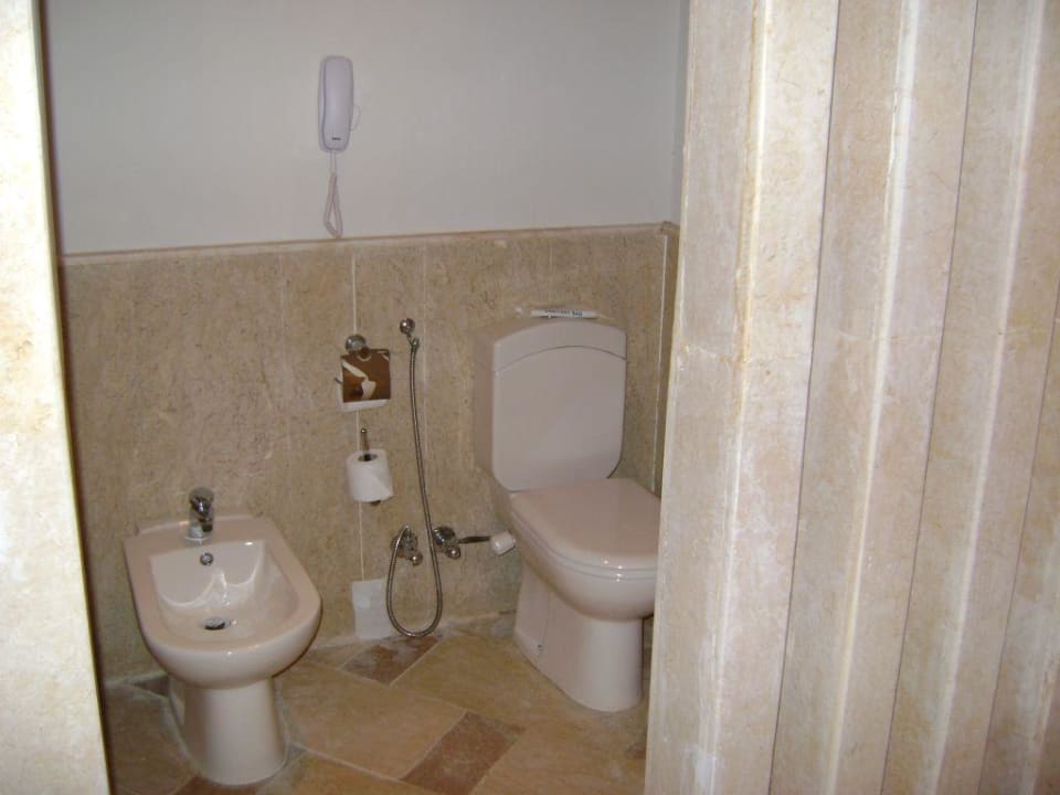 Toilette im Bad, ein bisschen abgetrennt vom Rest The Grand Hotel Sharm El Sheikh