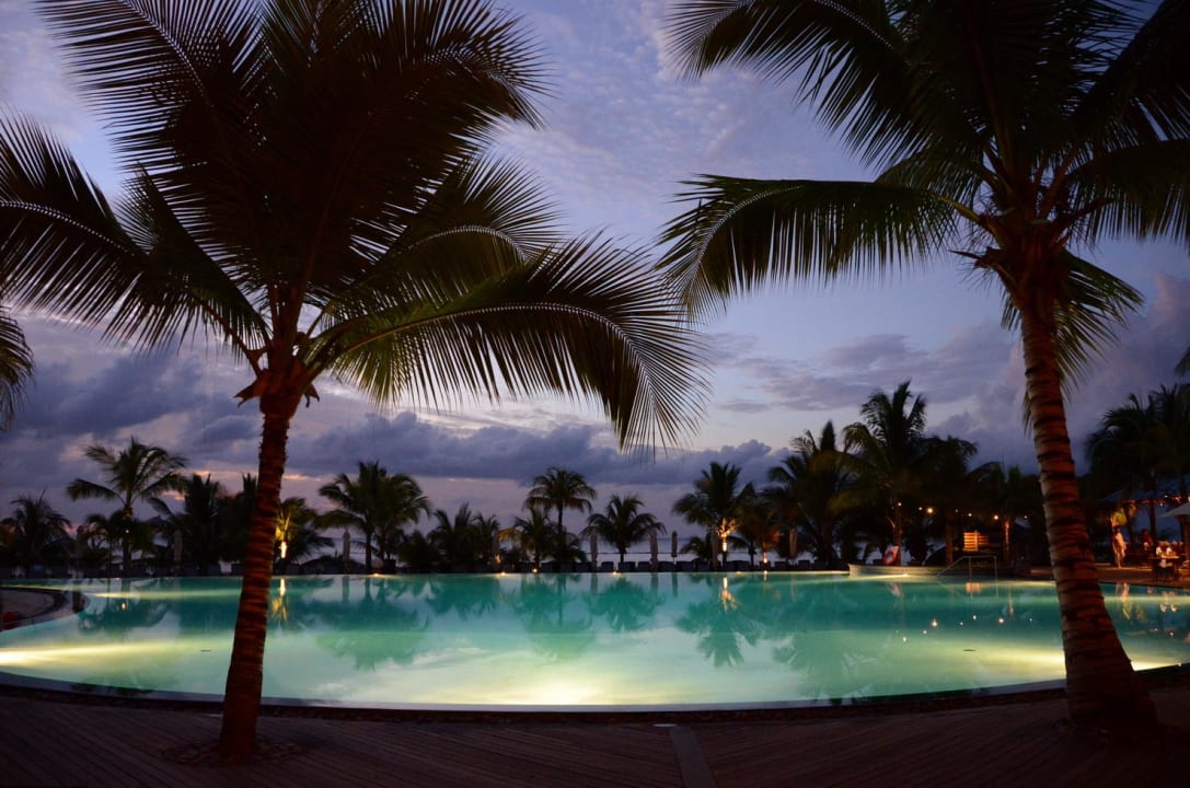 Geradeaus Strand, rechts Restaurant und links Bar Victoria Beachcomber Resort & Spa