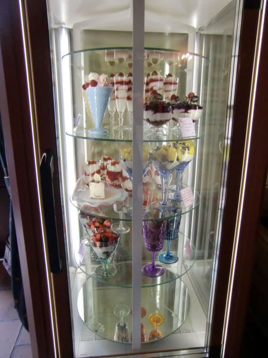 Tortenvitrine Hotel Schloss Jemniste