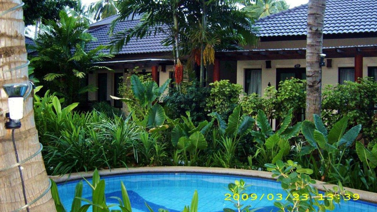 Pool mit Blick auf die Villen Hotel Baan Chaweng Beach Resort & Spa