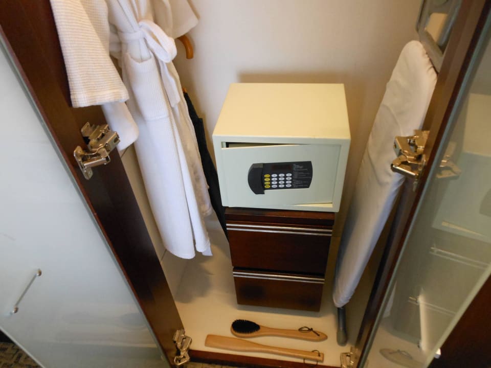 Bademantel, Safe, Bügelgeräte in schmalem Schrank Regal Kowloon Hotel