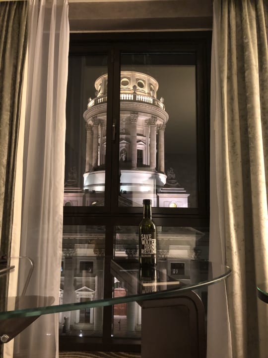 Blick auf den Dom über den Schreibtisch Hilton Berlin