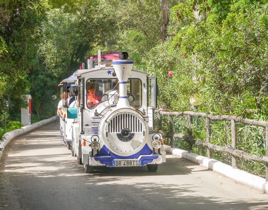 Die hoteleigene Bimmelbahn Arbatax Park Resort - Telis