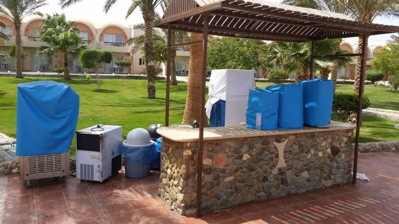 Bar przy głównym basenie w czasie remontu Three Corners Sea Beach Resort