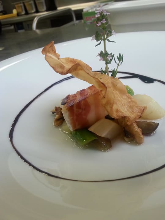 Ziegencamenbert auf Spargel Traubensalat HELD – Hotel & SPA