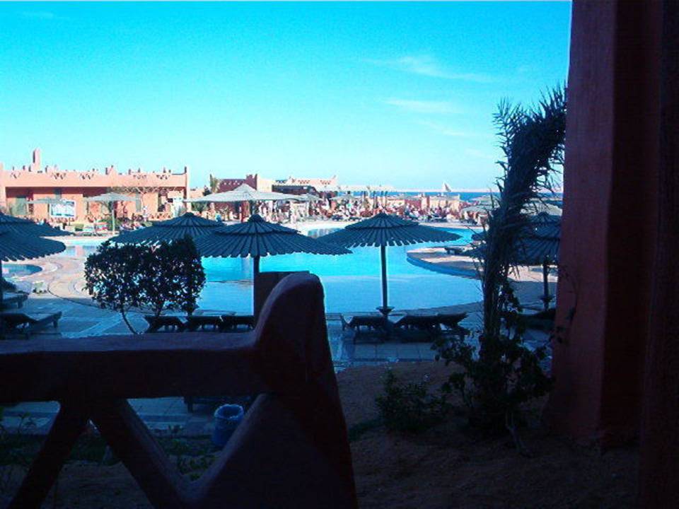 Ausblick aus unserem Zimmer auf den Pool und Bar Hotel Hauza Beach Resort