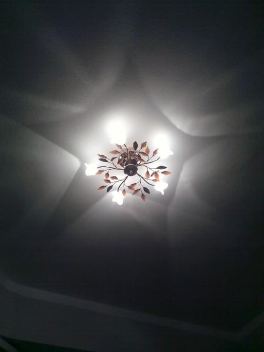 Verspieltes Detail: Deckenlampe Brauereigasthof Löwen-Post