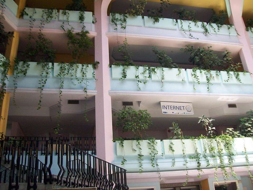 I giardini pensili della hall Hawai Beach Club