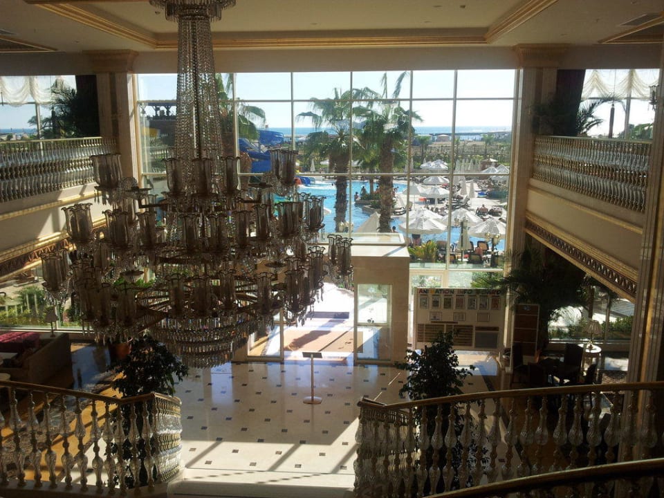 Blick von der Lobby auf den Pool mit Wasserrutsche Diamond Excellence Resort & Spa