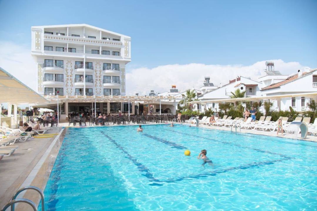 Poolanlage Maya World Park Hotel