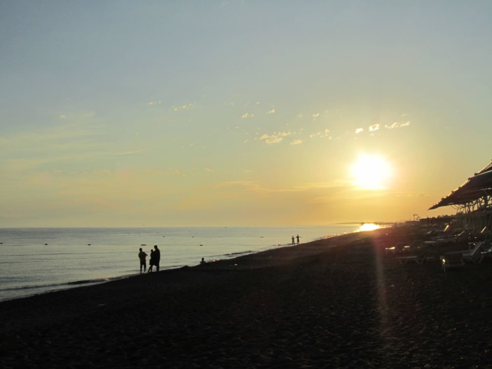 Sonnenuntergang am Strand Seaden Sea World Resort & Spa