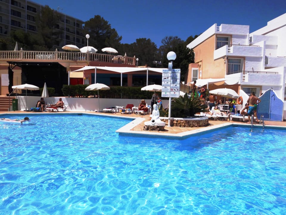 Links kleine Bühne, rechts Mexikan Corner Barceló Portinatx - Adults only