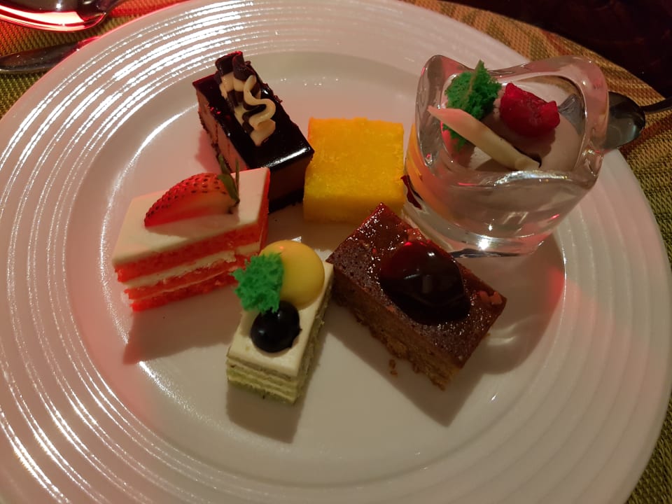 Gastro Rose Rayhaan by Rotana